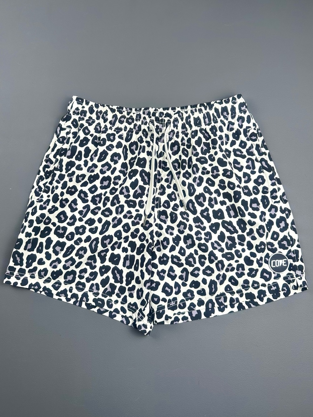 Cove Leopard Shorts Men’s 30 5” Inseam White Black Swim Gym Stretch Zip Pockets